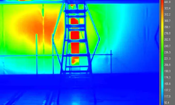 화재 발생 후 17분간 차단막이 구조를 유지하며 최대 620°C 고온에도 견디는 모습